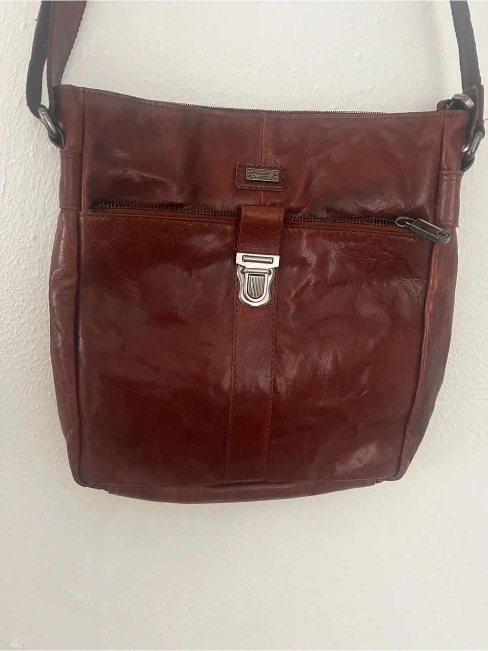 Spikes y Sparrow Classic Brown Leather Messenger Bag with Front Buckle